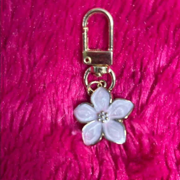 Elegant Gold and White Flower Keychain - Picture 3 of 3